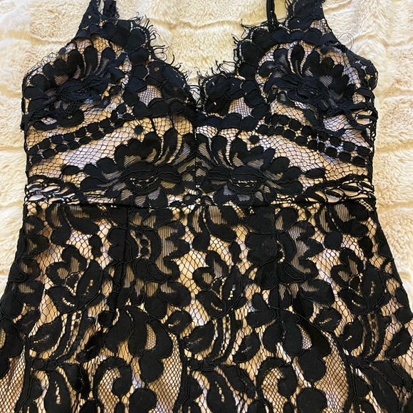 Black and white lace fitted dress - Picture 2 of 2
